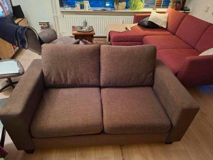 Bruine 2-zitsbank in goede staat, Huis en Inrichting, Banken | Bankstellen, Gebruikt, Rechte bank, Tweepersoons, 75 tot 100 cm
