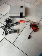 Nintendo nes 1985 model, Spelcomputers en Games, Spelcomputers | Nintendo NES, Ophalen of Verzenden, Gebruikt, Met 2 controllers