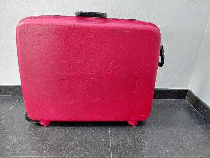 Rode koffer L 65 cm  Br 50 cm H 20 cm, Sieraden, Tassen en Uiterlijk, Koffers, Gebruikt, Hard kunststof, 60 tot 70 cm, 45 tot 55 cm