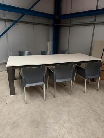 Grote tafel met 6 stapelbare stoelen beschikbaar voor biedingen