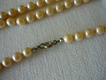 Room witte vintage parelketting beschikbaar voor biedingen