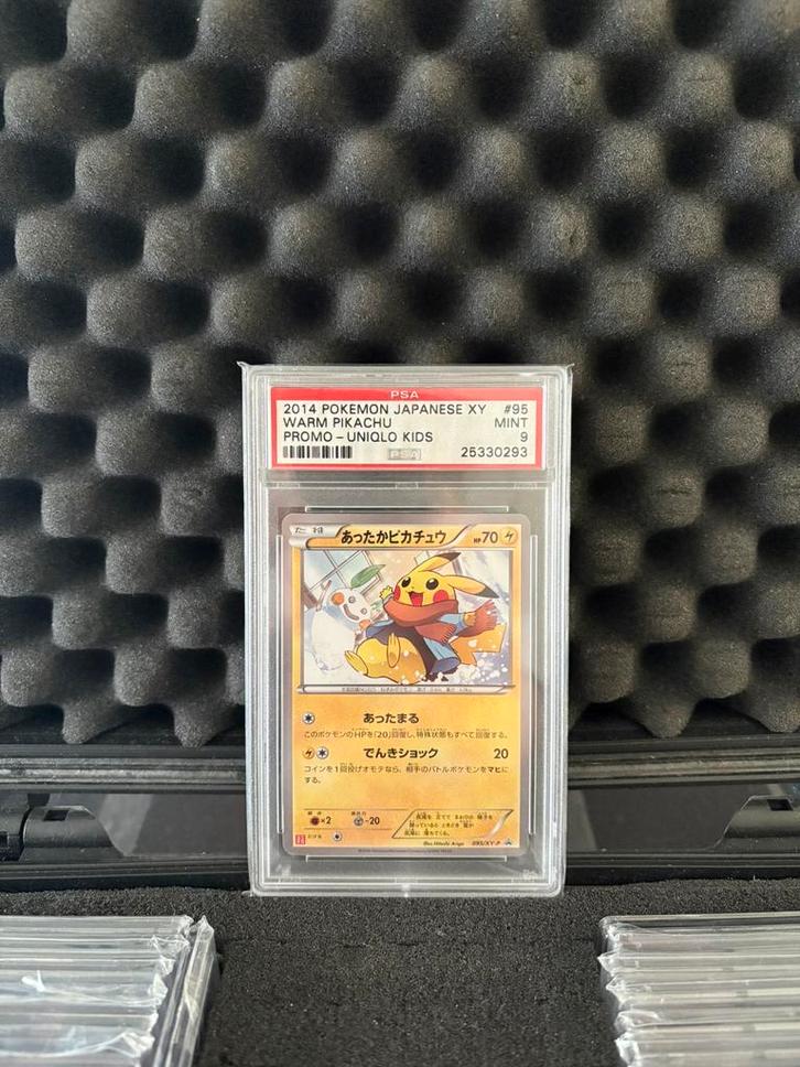 Warm pikachu promo uniqlo kids ( psa 9), Hobby en Vrije tijd, Verzamelkaartspellen | Pokémon, Zo goed als nieuw, Ophalen of Verzenden