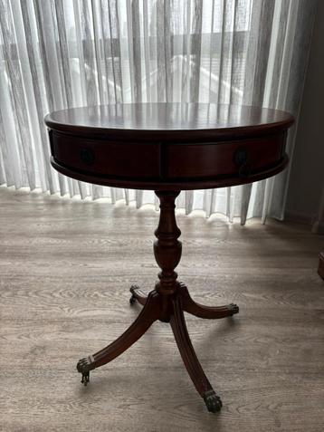 Rond houten bijzettafel op wieltjes beschikbaar voor biedingen