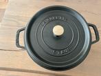 Staub cocotte 26 zwart, Huis en Inrichting, Keuken | Potten en Pannen, Ophalen, Gebruikt, Gietijzer, Koekenpan of Braadpan