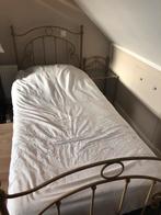 Metalen eenpersoonsbed + nachtkastje, Huis en Inrichting, Slaapkamer | Bedden, Ophalen, 90 cm, Eenpersoons, Bruin