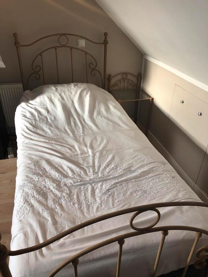 Metalen eenpersoonsbed + nachtkastje, Huis en Inrichting, Slaapkamer | Bedden, Zo goed als nieuw, Eenpersoons, 90 cm, 200 cm, Metaal