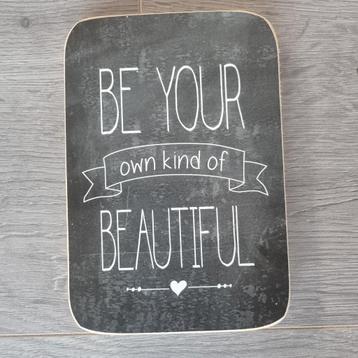 Houten wandbord met quote “Be your own kind of beautiful” beschikbaar voor biedingen