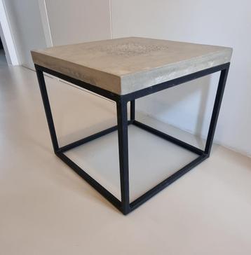 Bijzet tafel beton composiet met tekening, metalen onderstel beschikbaar voor biedingen