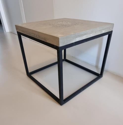 Bijzet tafel beton composiet met tekening, metalen onderstel, Huis en Inrichting, Tafels | Bijzettafels, Gebruikt, Vierkant, 45 tot 60 cm