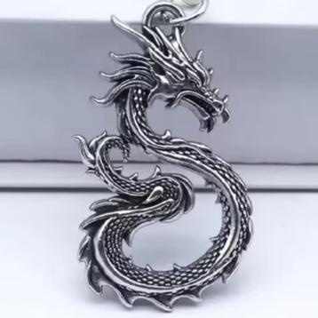 Nwe. Vurige Chinese Draak met 60cm ketting beschikbaar voor biedingen