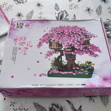 LEGO Cherry Blossoms House + Disney Pinokkio figuur samen beschikbaar voor biedingen