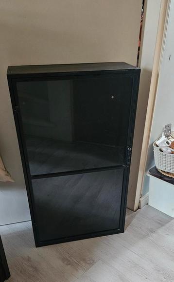 Vitrinekast zwart met glazen deurtje  beschikbaar voor biedingen