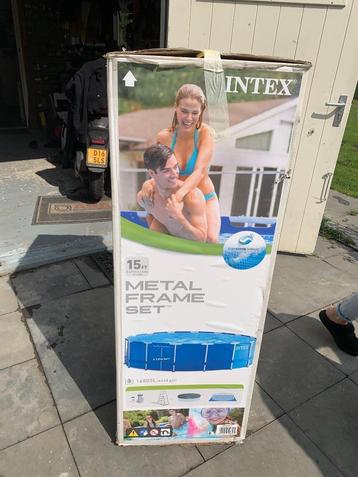 Groot Intex zwembad met zandfilter pomp en zoutwater sijstee beschikbaar voor biedingen