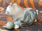 Moie vintage beeldje van poes of kat door Clare Mc Farlane., Antiek en Kunst, Ophalen of Verzenden