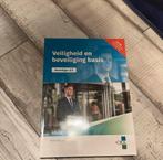 Veiligheid en beveiliging basis - Beveiliger 2/3 theorieboek, Ophalen of Verzenden, Zo goed als nieuw, MBO