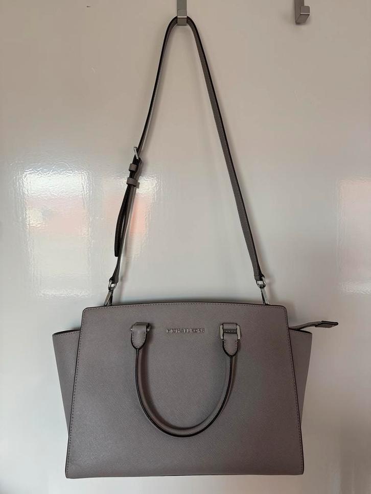 Michael Kors Selma Schoudertas ZGAN, Sieraden, Tassen en Uiterlijk, Tassen | Damestassen, Zo goed als nieuw, Handtas, Grijs, Ophalen of Verzenden