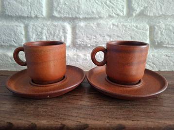 Set vintage keramiek, handgemaakte kop en schotel. H 6,5 cm. beschikbaar voor biedingen