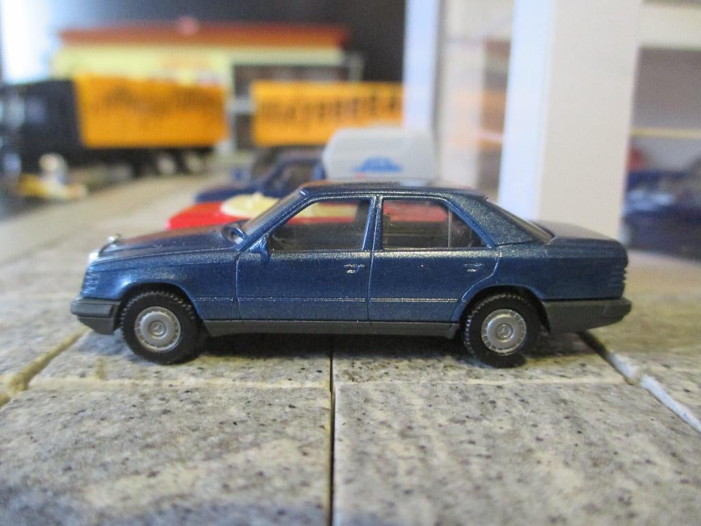 Mercedes Benz W124 Limousine- Herpa donkerblauw-metallic, Hobby en Vrije tijd, Modelauto's | 1:87, Ophalen of Verzenden, Zo goed als nieuw