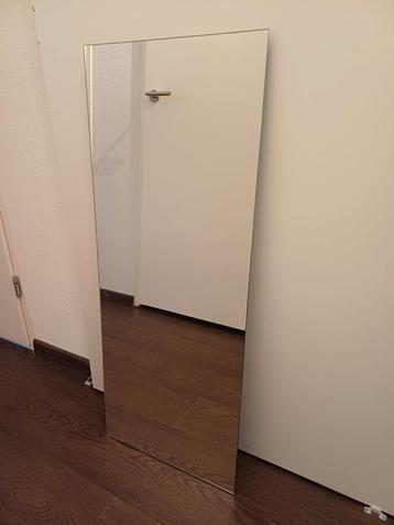 Moderne Wandspiegel beschikbaar voor biedingen