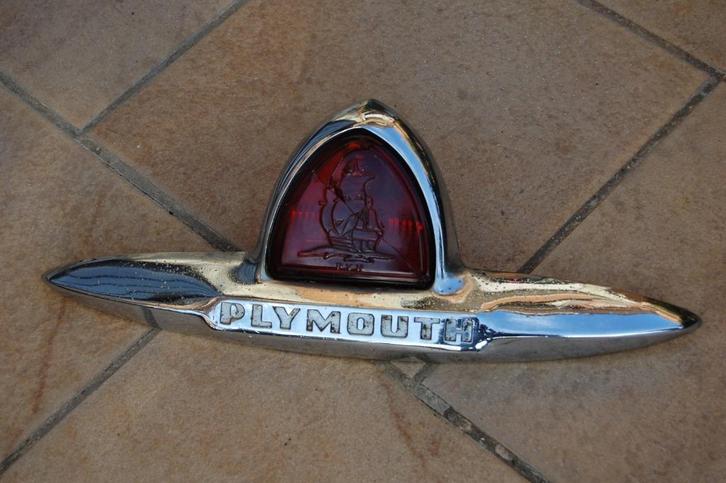 Kofferbak embleem Plymouth 1946 USA Oldtimer achterlicht, Antiek en Kunst, Curiosa en Brocante, Ophalen of Verzenden