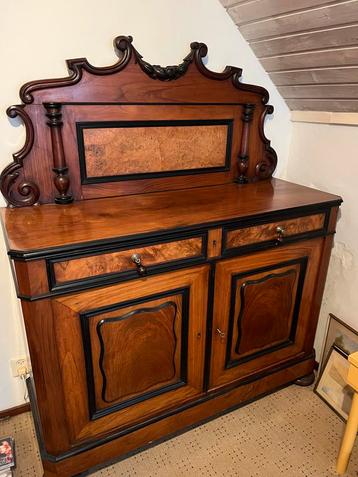 Antieke Kast met Sierlijke Details beschikbaar voor biedingen