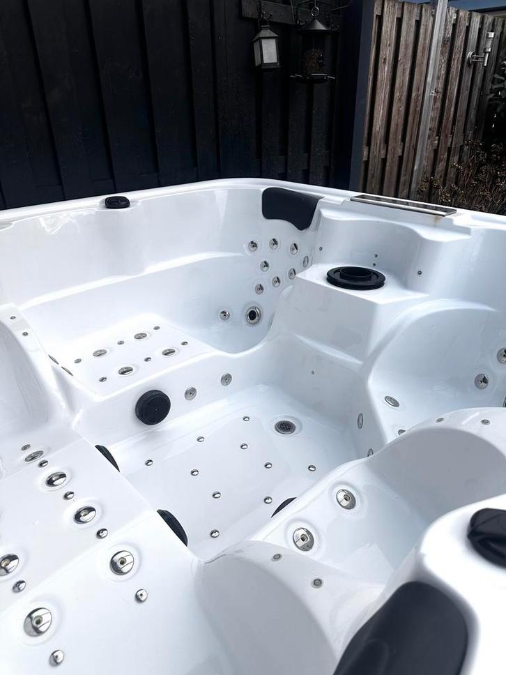 Jacuzzi te koop - Opknapper, Tuin en Terras, Bubbelbaden en Hottubs, Gebruikt, Vast, Afdekzeil, Inbouw, Ophalen