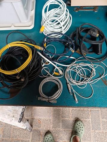 partij kabels en opladers   beschikbaar voor biedingen