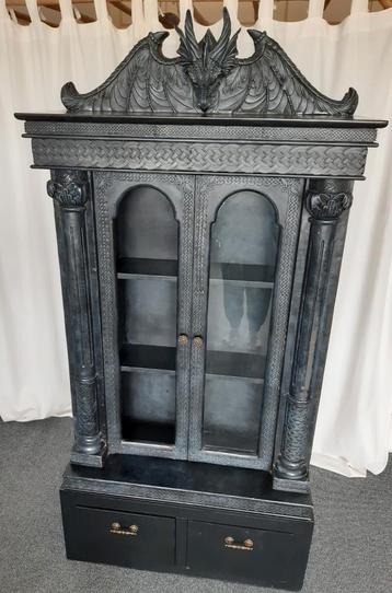 Mooie zwarte gothic vitrine kast beschikbaar voor biedingen