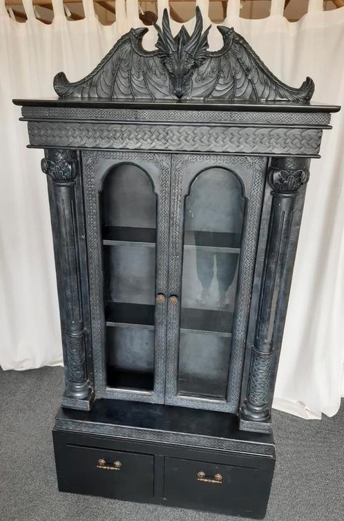 Mooie zwarte gothic vitrine kast, Huis en Inrichting, Kasten | Buffetkasten, Gebruikt, 150 tot 200 cm, 50 tot 100 cm, 25 tot 50 cm