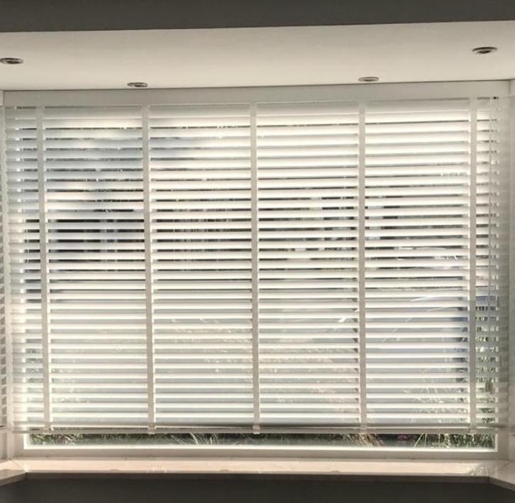 Jaloezie HOUT wit 228x92 cm. Nieuw in verpakking!, Huis en Inrichting, Stoffering | Gordijnen en Lamellen, Nieuw, Minder dan 100 cm