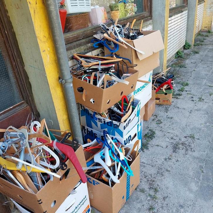 Kledinghangers - Diverse materialen, Kleding | Dames, Kledinghangers, Gebruikt, Hout, Kinderen en Volwassenen, Ophalen