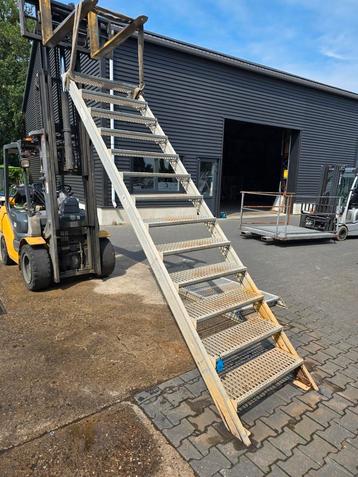 Stalen trap met aluminium trapboom. Hoog 2,65 mtr. Nob104   beschikbaar voor biedingen