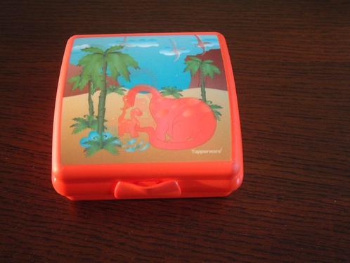 Mooie rood Tupperware brood trommel Dinosaurus, Huis en Inrichting, Keuken | Tupperware, Rood, Ophalen of Verzenden