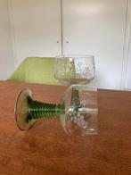 2 vintage Roemer wijn glazen groen geribbelde voet met druif, Verzamelen, Glas en Borrelglaasjes, Ophalen of Verzenden, Zo goed als nieuw