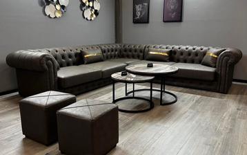 Luxe Chesterfield Hoekbank 300x300 incl hockers beschikbaar voor biedingen