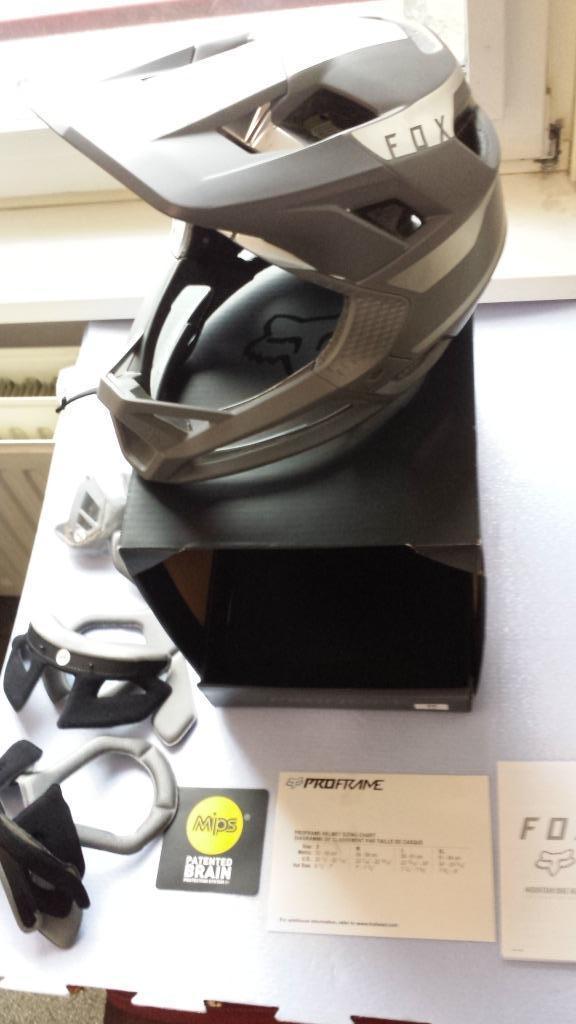 fox proframe M zilver grijs mips bmx mtb cross moto helm, Fietsen en Brommers, Fietsaccessoires | Fietshelmen, Zo goed als nieuw