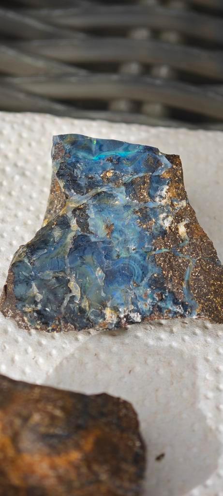 Australische boulder opaal, zeer mooi ruw stuk, Verzamelen, Mineralen en Fossielen, Mineraal, Ophalen of Verzenden