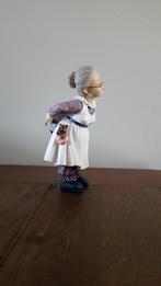 Beeldje vrouw oma? met cadeau. Geweldige uitstraling., Ophalen of Verzenden, Zo goed als nieuw, Mens
