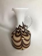 Opaline glazen vaas kan met handvat bruin beige Florence, Ophalen