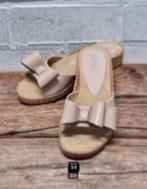 Unisa - Prachtige leren slippers maat 37 - Nieuw €109, Kleding | Dames, Schoenen, Slippers, Beige, Nieuw, Ophalen of Verzenden