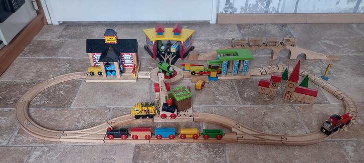 Houten treinbaan met veel extra's, Kinderen en Baby's, Speelgoed | Houten speelgoed, Zo goed als nieuw, Duw- of Trekspeelgoed