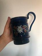 Kobaltblauw koffiefilter met opgelegde bloemen en initialen, Ophalen