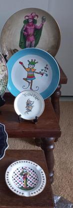 8 borden met "nar / jester design' - porselein, Verzenden
