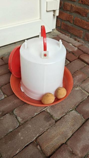 Drinkbak en kunsteieren voor kippen  beschikbaar voor biedingen
