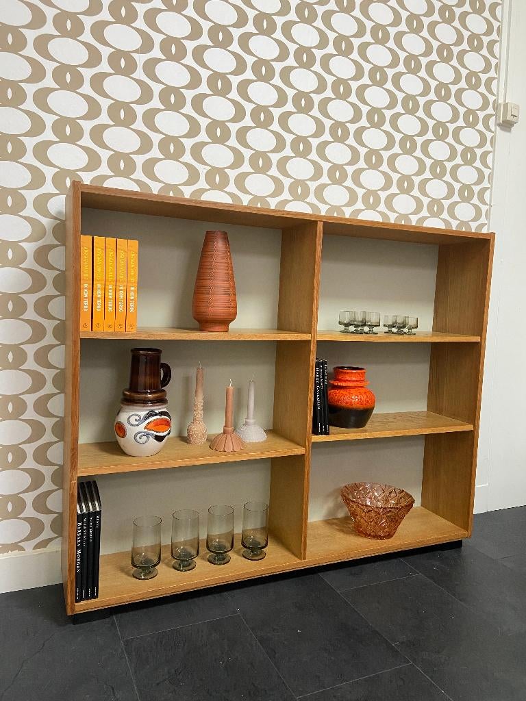 Vintage Deense boekenkast met lichtgrijze achterwand, Huis en Inrichting, Kasten | Boekenkasten, Ophalen, Met plank(en), Gebruikt