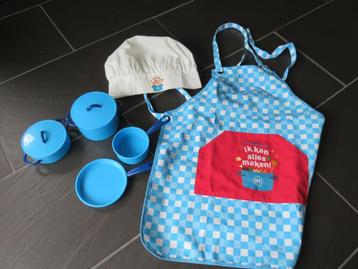 Kookset met pannen, schort en muts, 8 delig. Mooie set beschikbaar voor biedingen