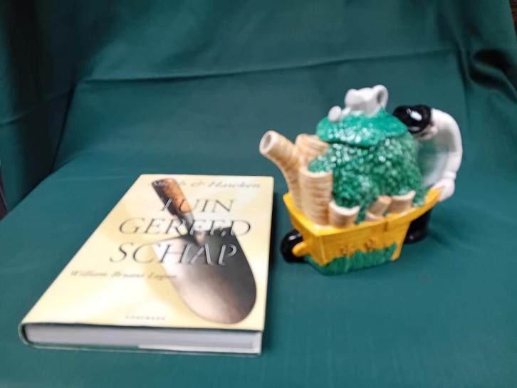 Tuinboek over tuingereedschap en tuinman theepot., Boeken, Wonen en Tuinieren, Zo goed als nieuw, Ophalen of Verzenden