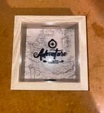 Vintage houten spaarpot “Adventure Awaits” – €25, Verzamelen, Spaarpotten, Ophalen of Verzenden, Zo goed als nieuw, Hout, Overige thema's