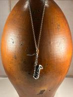 Zilveren saxofoon, miniatuur, aan zilver jasseron, Ophalen of Verzenden, Zilver