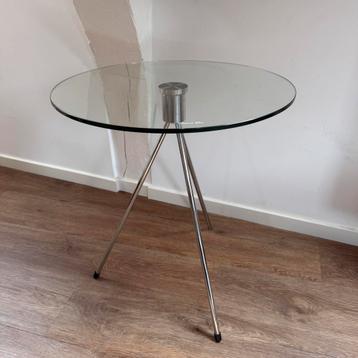 Glazen bijzettafel beschikbaar voor biedingen